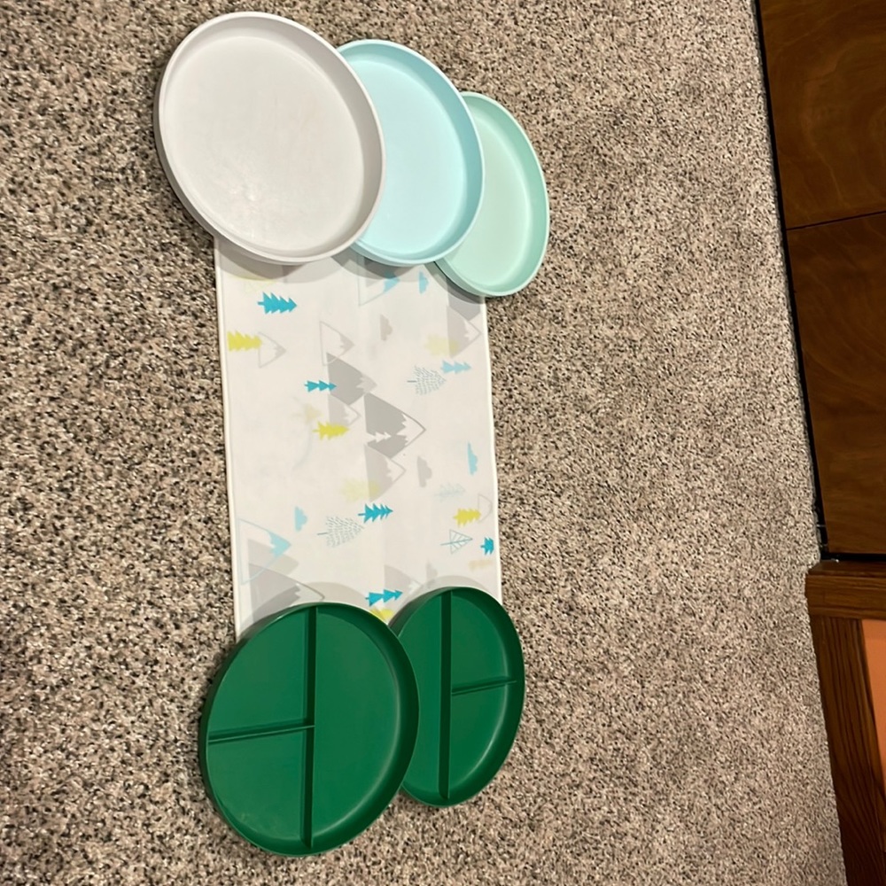 Set of 5 baby plates with a placemat.